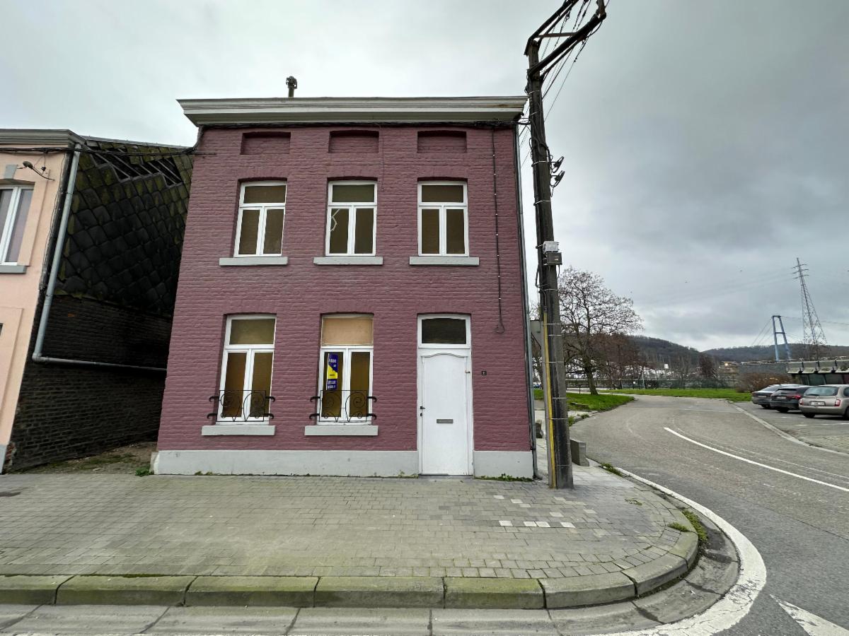Maison unifamiliale trois façades avec une cour. 