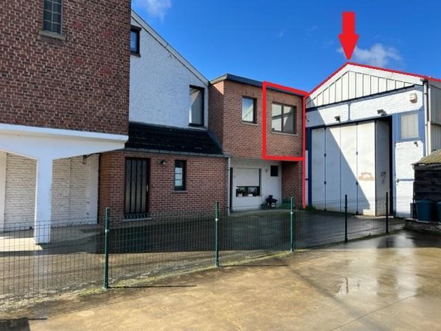 Entrepôt avec bureaux, facilement accessible, à Flémalle. 