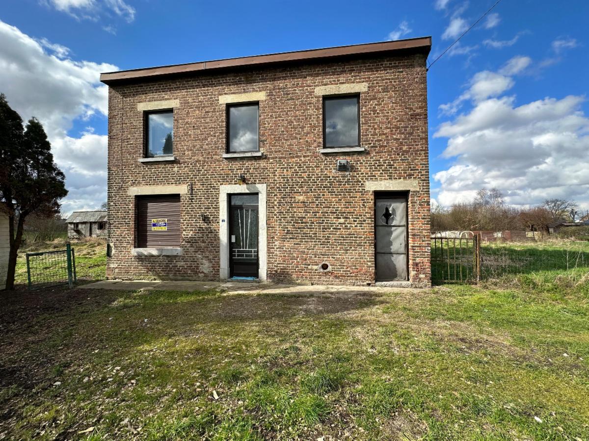 Maison 4façades sur un terrain de 3.846m². 