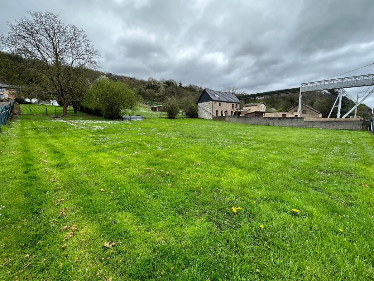 Terrain à bâtir de plus ou moins 1.100m². 